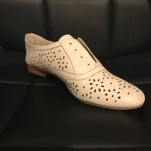 Crown Vintage Floral Cutout Leather Oxford - Picture 3 of 8